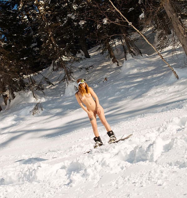 Голая девушка катается на сноуборде зимой 137 фото