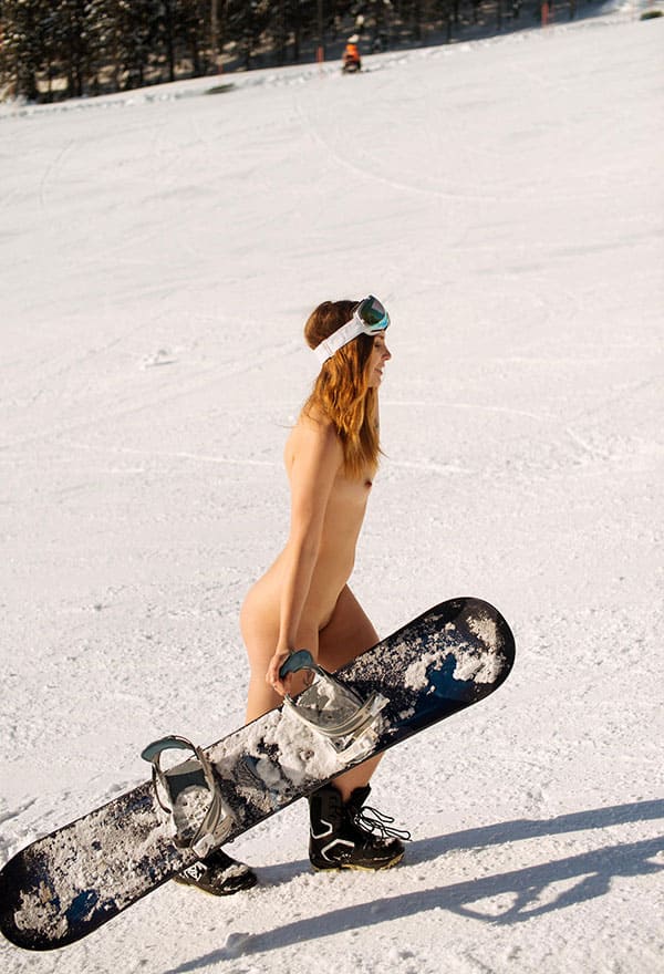 Голая девушка катается на сноуборде зимой 165 фото