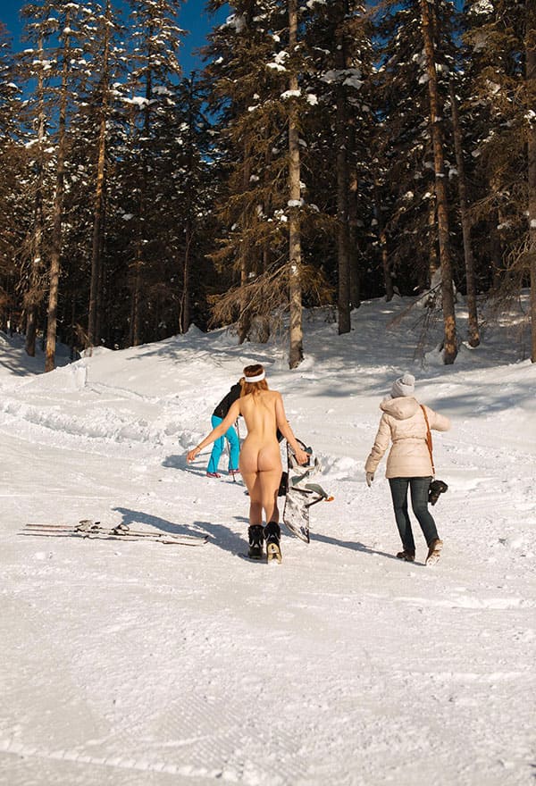 Голая девушка катается на сноуборде зимой 172 фото