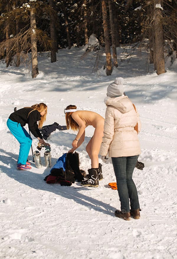 Голая девушка катается на сноуборде зимой 174 фото
