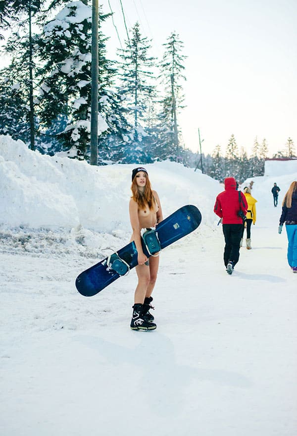 Голая девушка катается на сноуборде зимой 197 фото