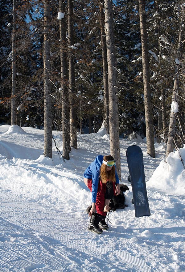 Голая девушка катается на сноуборде зимой 2 фото