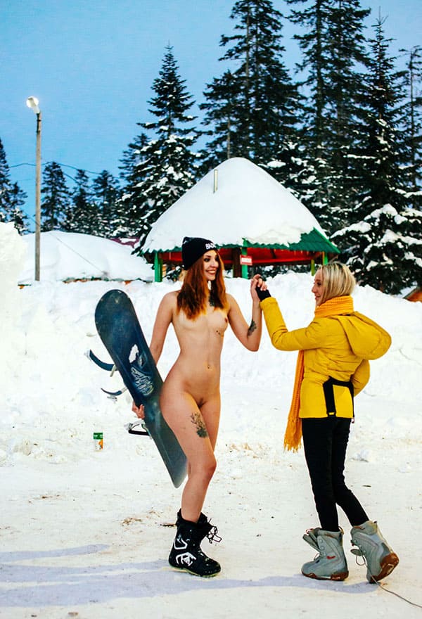 Голая девушка катается на сноуборде зимой 223 фото