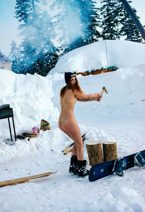 Голая девушка катается на сноуборде зимой 242 фото