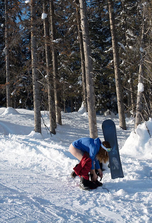 Голая девушка катается на сноуборде зимой 3 фото