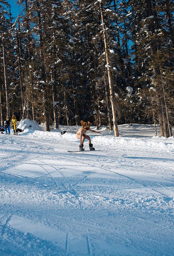 Голая девушка катается на сноуборде зимой 38 фото