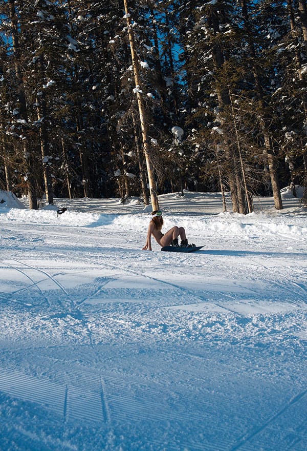 Голая девушка катается на сноуборде зимой 39 фото