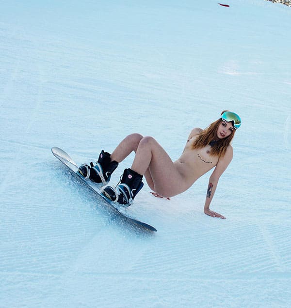 Голая девушка катается на сноуборде зимой 53 фото
