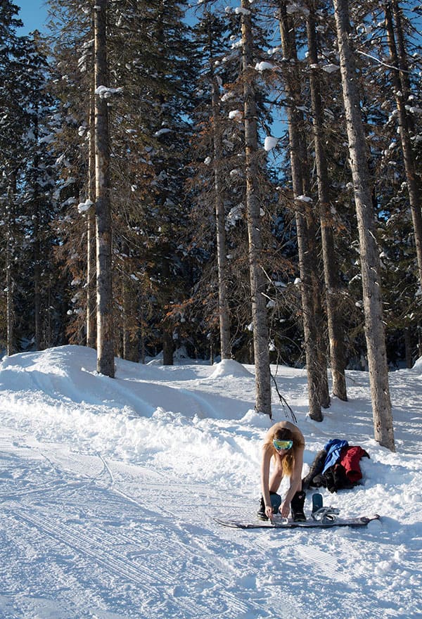 Голая девушка катается на сноуборде зимой 6 фото