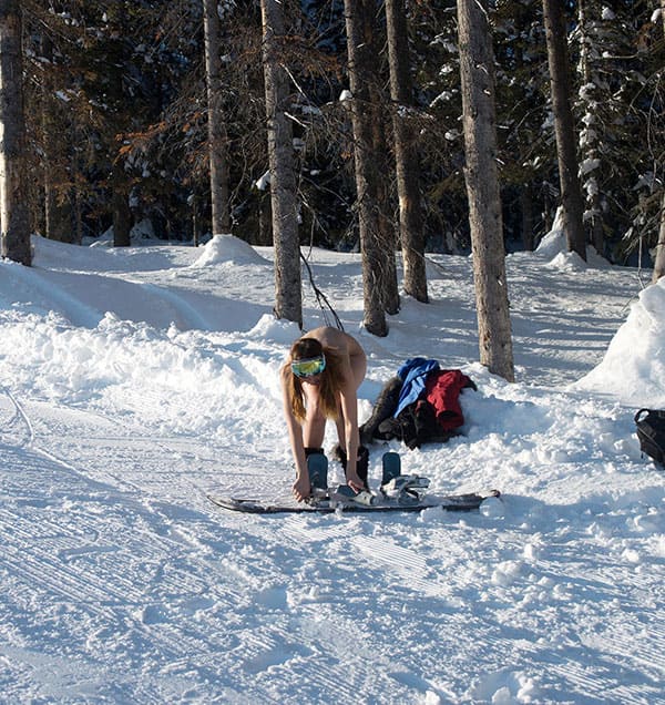Голая девушка катается на сноуборде зимой 7 фото