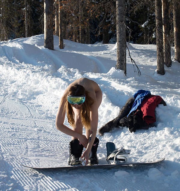 Голая девушка катается на сноуборде зимой 8 фото