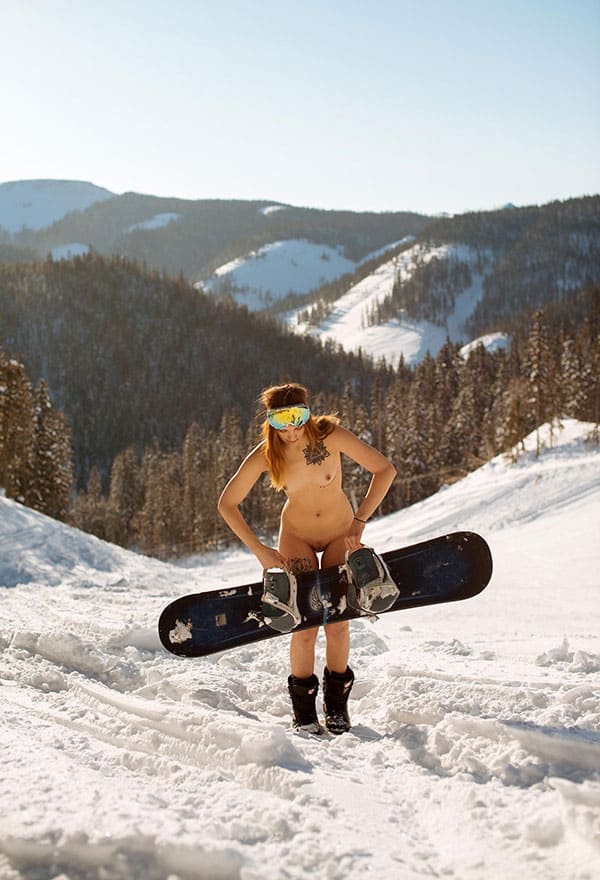 Голая девушка катается на сноуборде зимой 82 фото