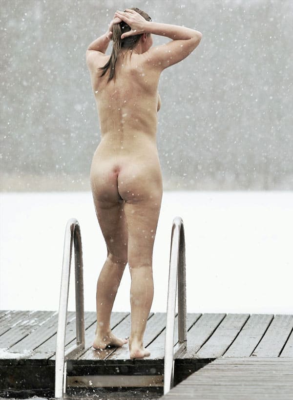 Голая женщина купается зимой под снегопадом 10 фото
