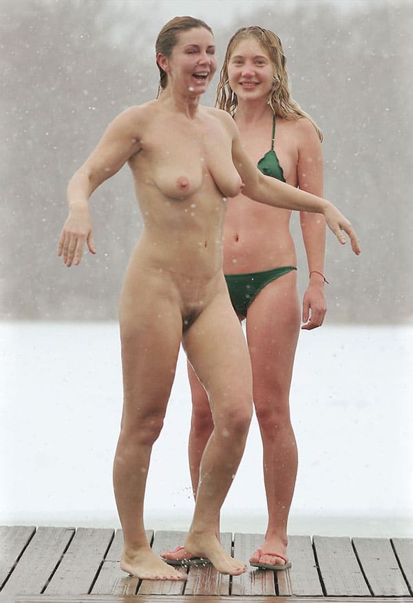 Голая женщина купается зимой под снегопадом 14 фото