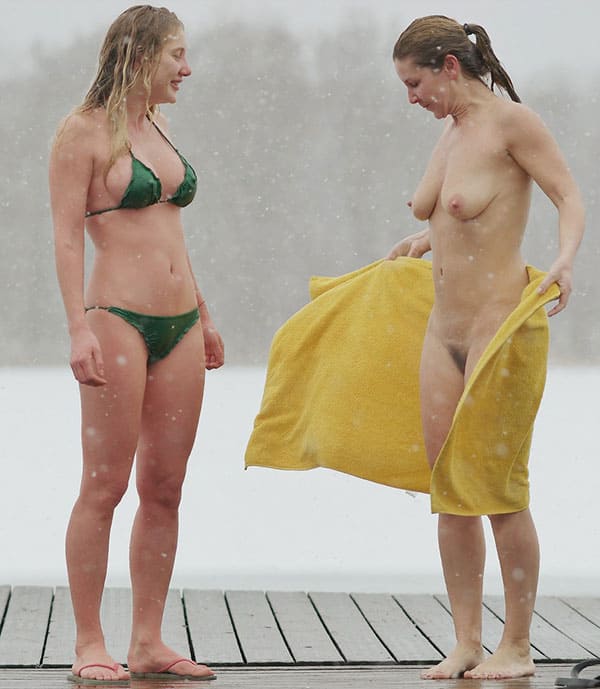 Голая женщина купается зимой под снегопадом 17 фото