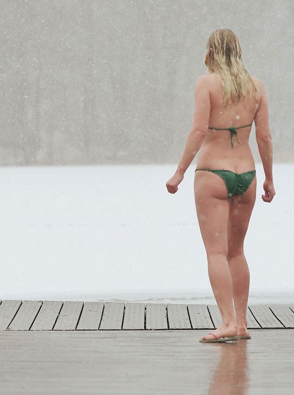 Голая женщина купается зимой под снегопадом 6 фото