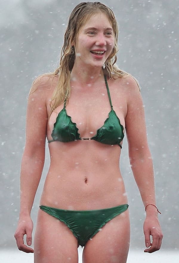 Голая женщина купается зимой под снегопадом 8 фото