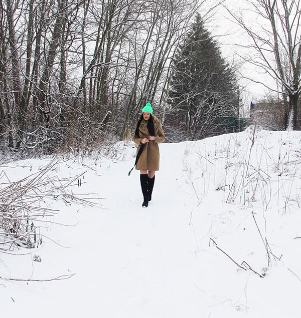 Голая украинка гуляет по зимнему лесу 1 фото