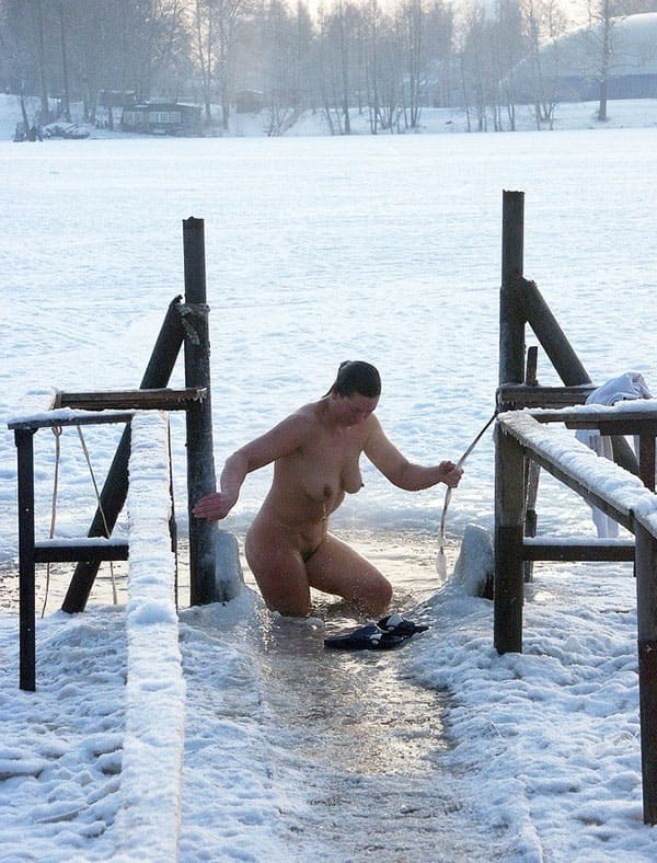 Голые девушки купаются зимой 10 фото