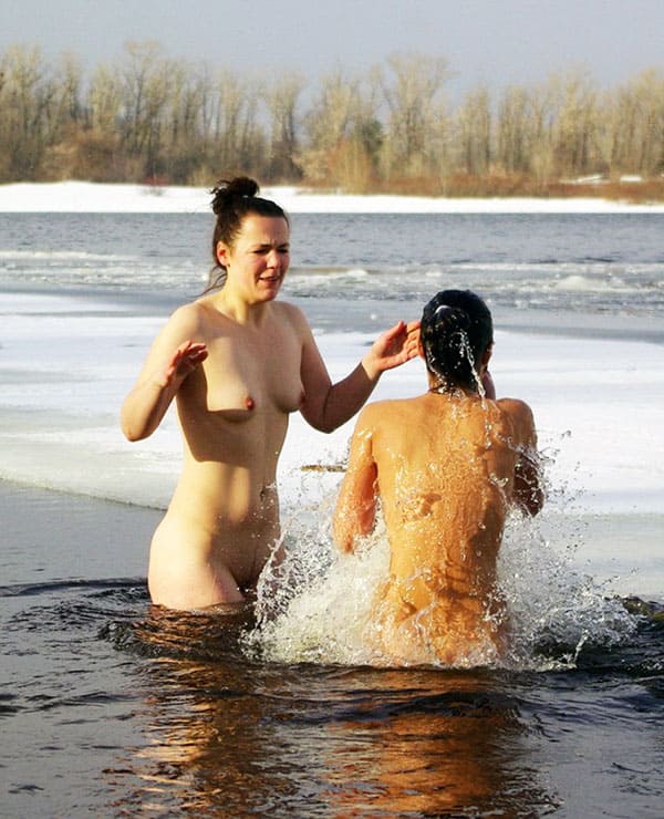 Голые девушки купаются зимой 25 фото
