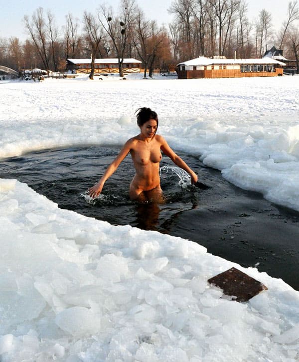 Голые девушки купаются зимой 28 фото