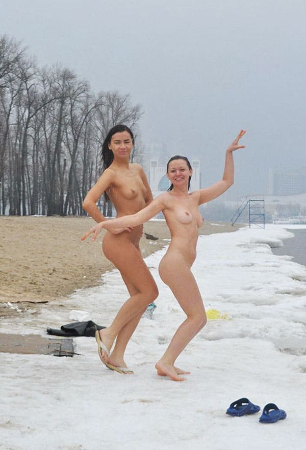 Голые девушки купаются зимой 3 фото