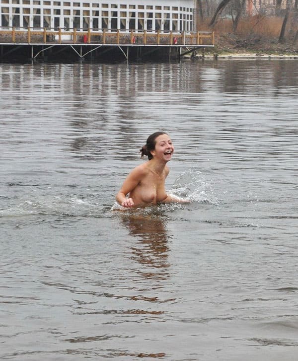 Голые девушки купаются зимой 31 фото