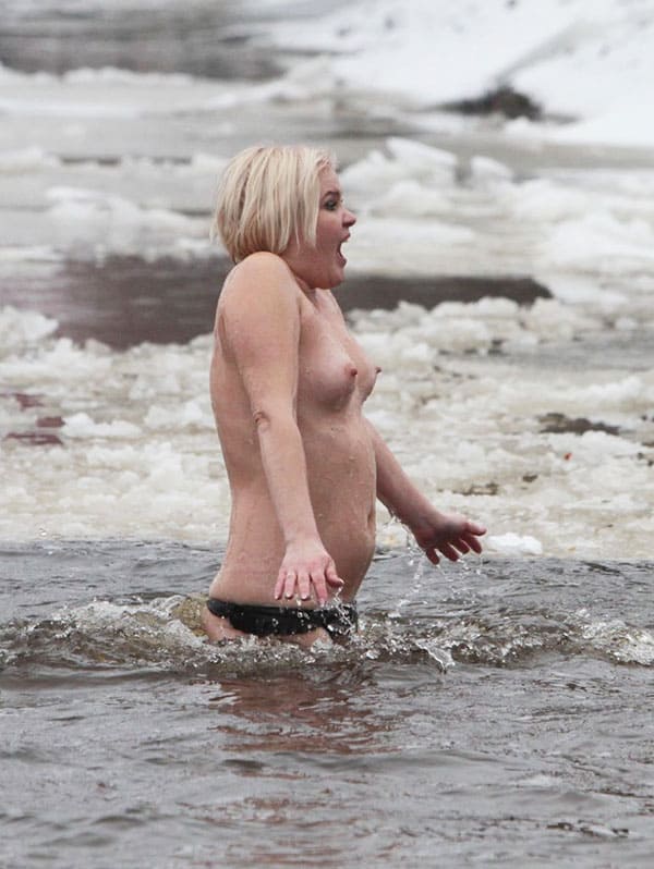 Голые девушки купаются зимой 33 фото