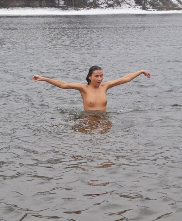 Голые девушки купаются зимой 37 фото