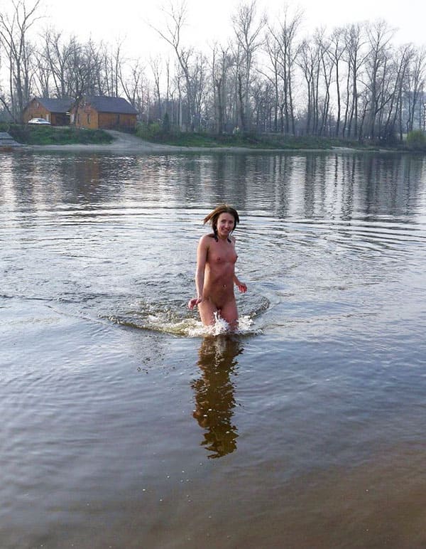Голые девушки купаются зимой 40 фото