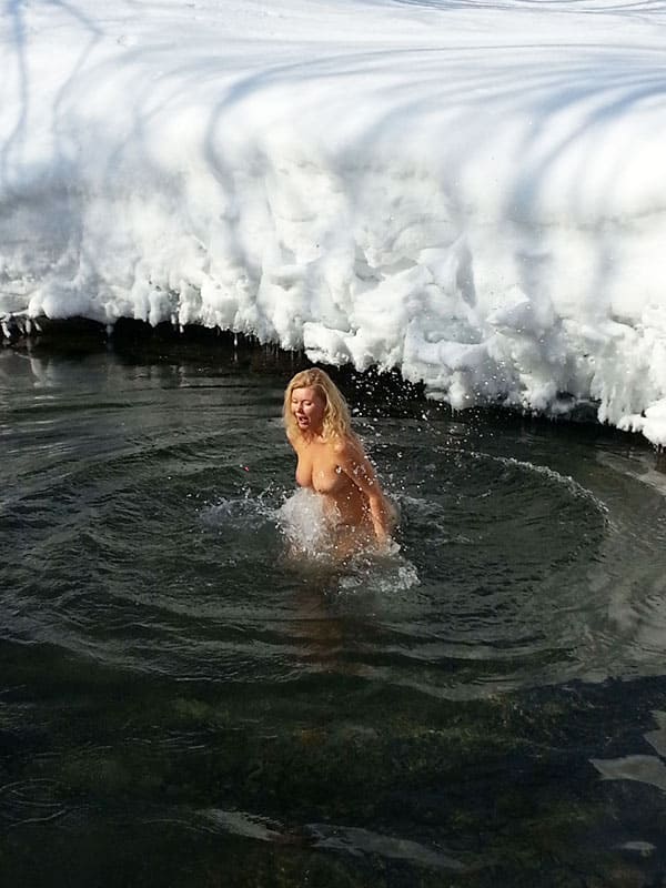 Голые девушки купаются зимой 45 фото