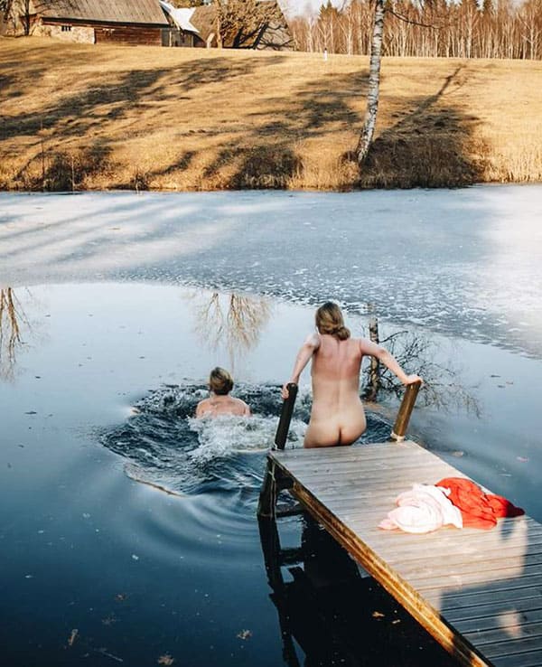 Голые девушки купаются зимой 46 фото