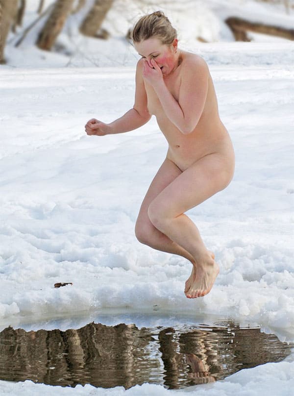 Голые девушки купаются зимой 48 фото