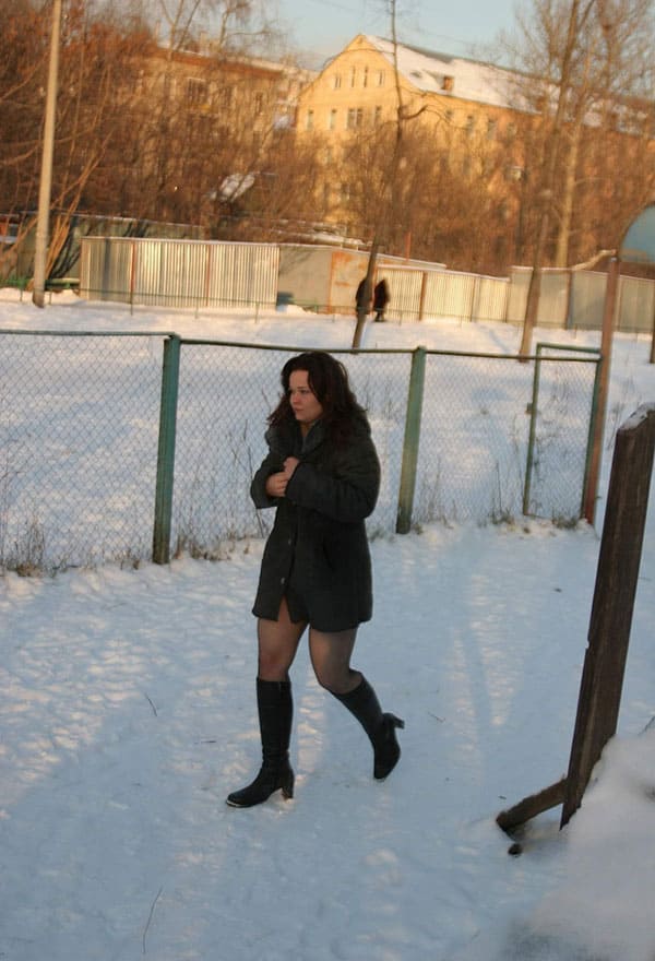 Женщина присела пописать на морозе 2 фото