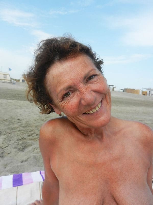 Красивая бабушка нудистка загорает на пляже 18 фото