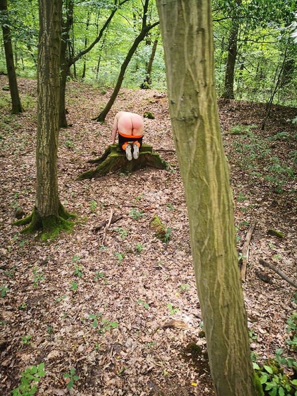 Жирную задницу жены отшлепали раком в лесу 3 фото