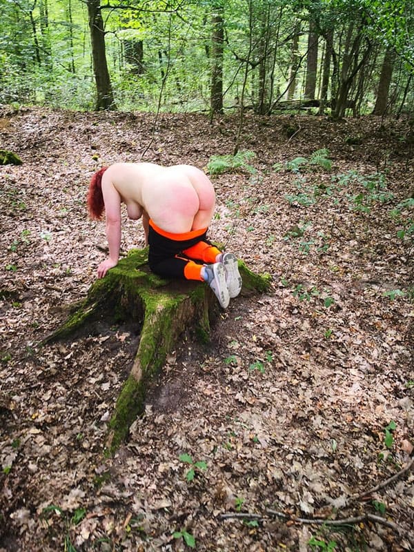 Жирную задницу жены отшлепали раком в лесу 7 фото