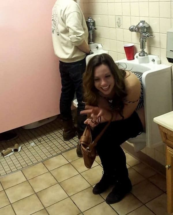Пьяные девушки писают в мужском туалете 19 фото