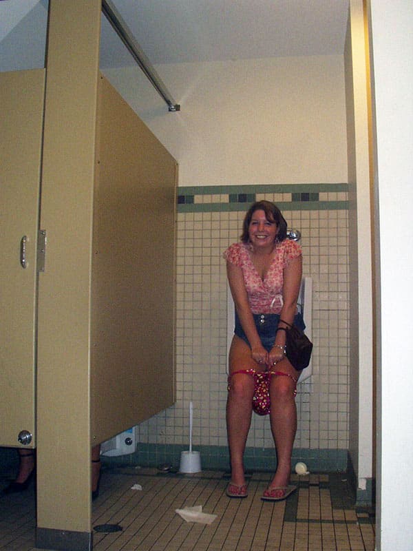 Пьяные девушки писают в мужском туалете 22 фото