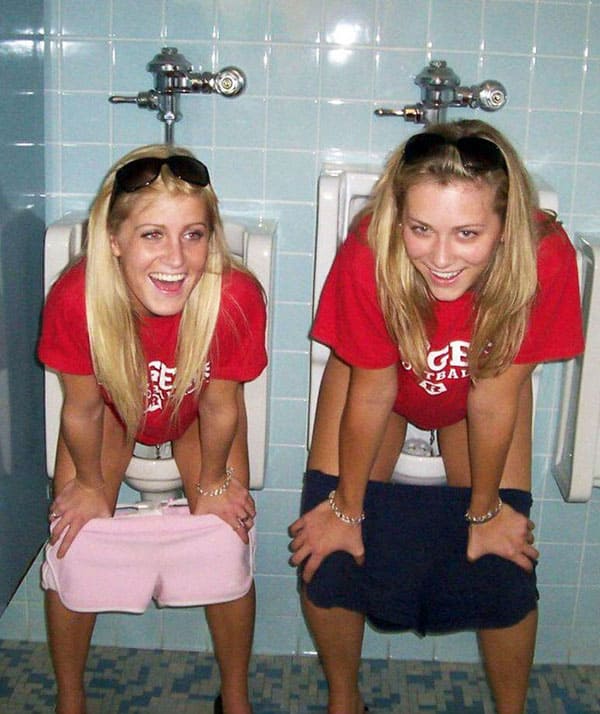 Пьяные девушки писают в мужском туалете 31 фото