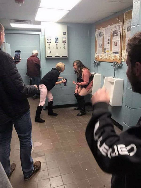 Пьяные девушки писают в мужском туалете 34 фото