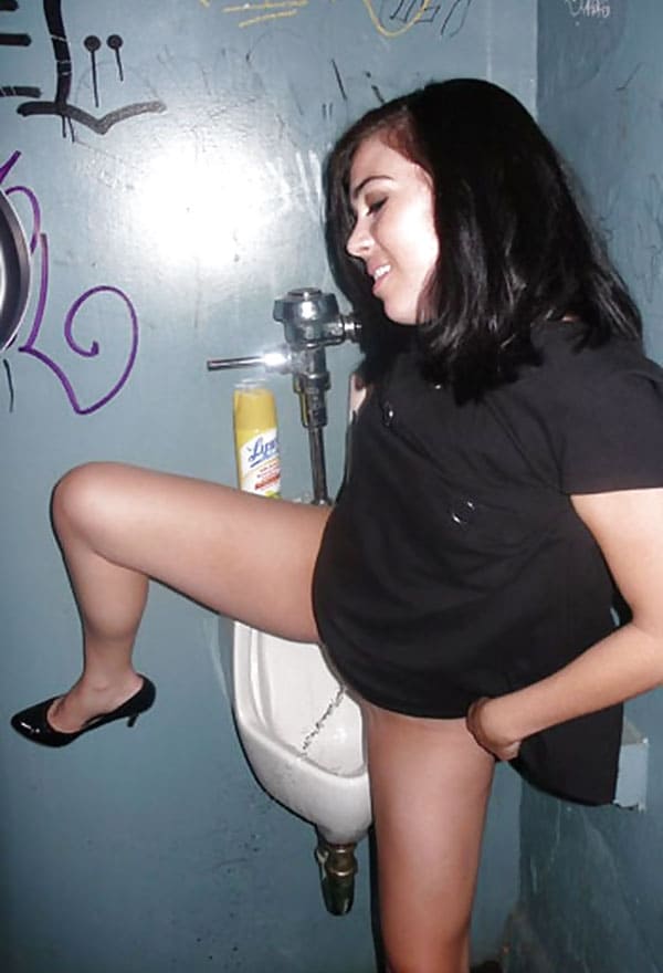 Пьяные девушки писают в мужском туалете 36 фото