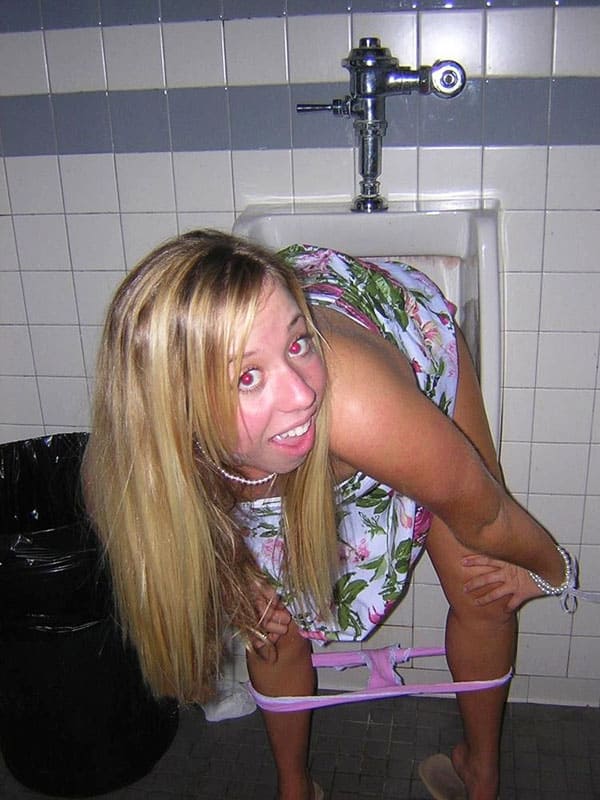 Пьяные девушки писают в мужском туалете 49 фото