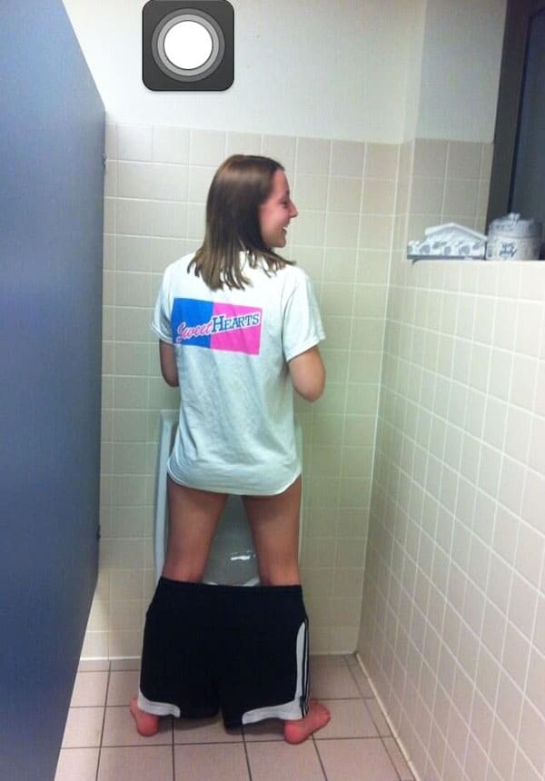 Пьяные девушки писают в мужском туалете 57 фото