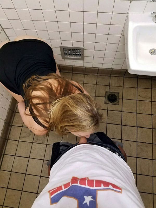 Пьяные девушки писают в мужском туалете 58 фото