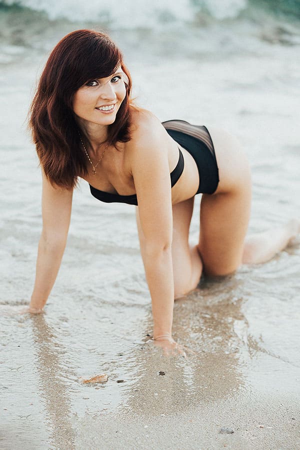Девушка на пляже в прозрачном купальнике 39 фото