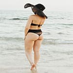 Девушка на пляже в прозрачном купальнике