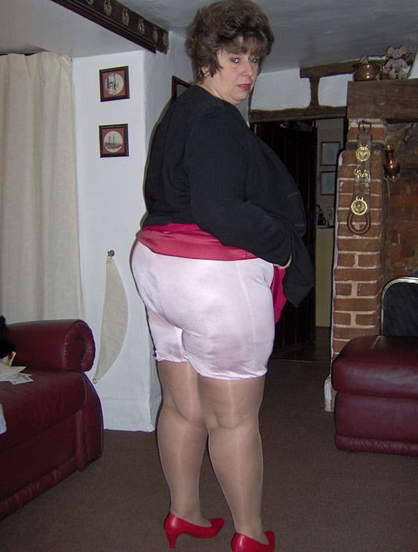 Толстая женщина писает через панталоны 2 фото