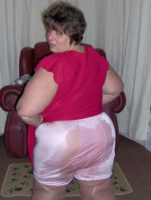 Толстая женщина писает через панталоны 26 фото