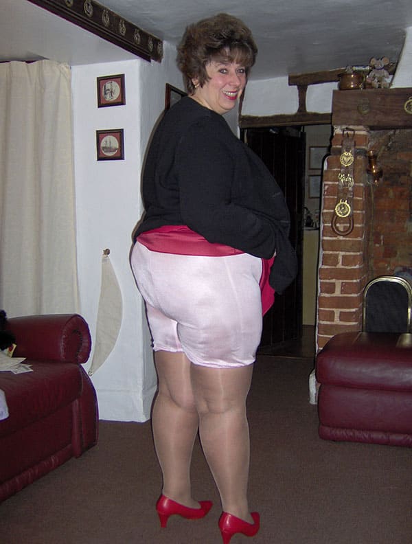 Толстая женщина писает через панталоны 3 фото